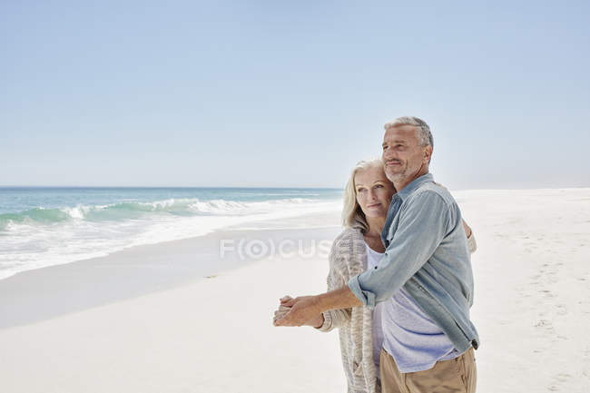 Пара танцює на піщаному пляжі — стокове фото