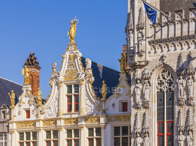 Bélgica, Flandes, Brujas, Fachada del antiguo bufete de abogados y ayuntamiento - foto de stock