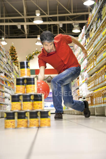 Homem bowling em um supermercado — Fotografia de Stock
