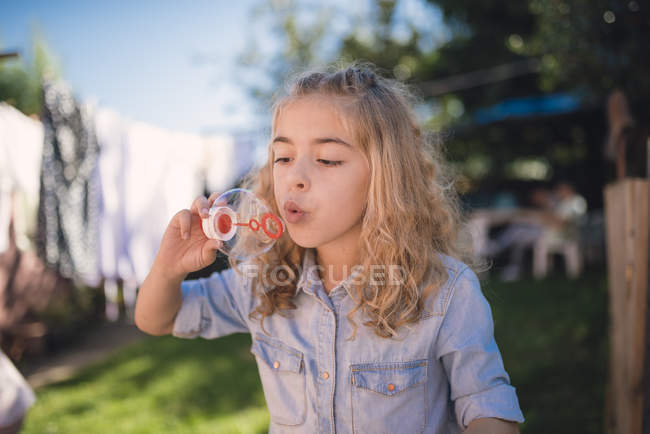 Bambina soffiando bolle di sapone — Foto stock