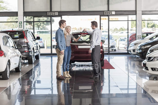 Autohändler übergibt Schlüssel an Kunden — Stockfoto