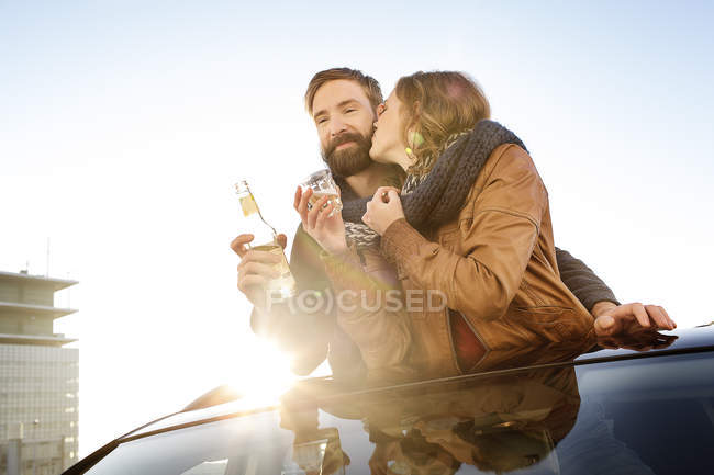 Paar blickt durch Schiebedach von Auto — Stockfoto