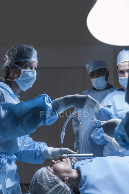 Операційна команда підготовка пацієнта до операції в лікарні — стокове фото