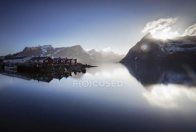 Норвегия, Лофотенбург, Хамной утром и вид на спокойную воду — стоковое фото