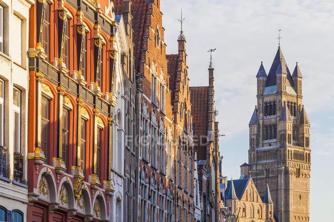 Belgio, Fiandre, Bruges, Centro Storico, facciate di case a Steenstraat, Cattedrale di St. Salvators — Foto stock