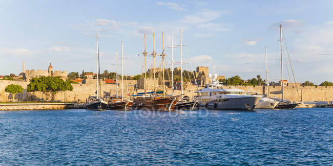 Grecia, Rodi, porto, mura della città e navi a vela — Foto stock