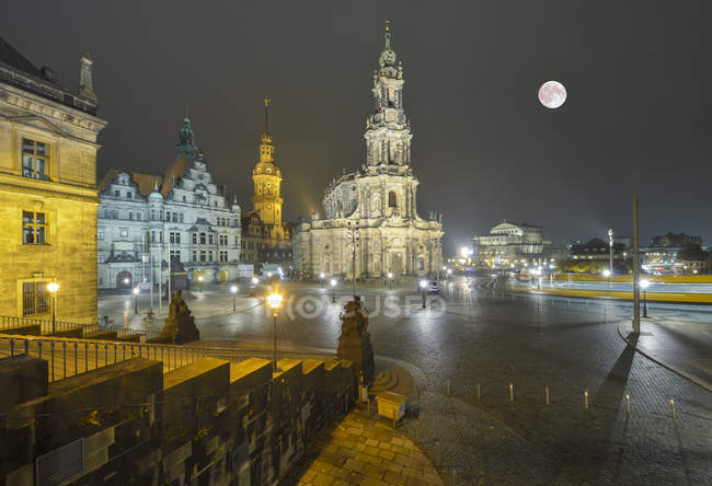 Alemanha, Dresden, Catedral de Dresden, Castelo de Dresden, Georgenbau, Praça do Palácio à noite com vista para a lua cheia — Fotografia de Stock