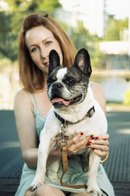 Ritratto di cane con proprietario sullo sfondo — Foto stock