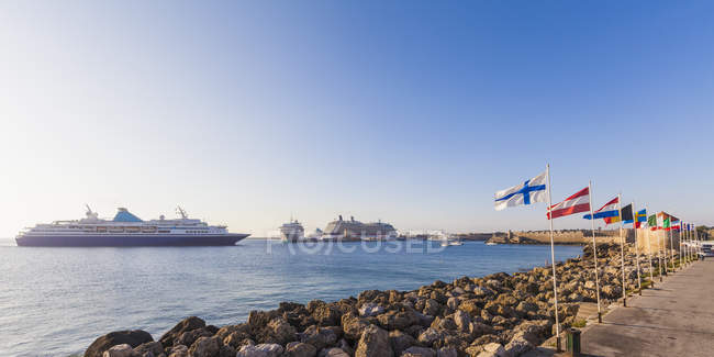 Grecia, Rodi, nave da crociera e bandiere al porto — Foto stock