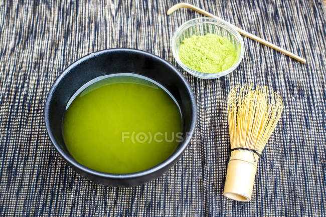 Ciotola di tè matcha, polvere di matcha e frusta di tè — Foto stock
