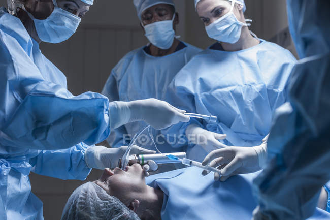 Equipo quirúrgico preparando al paciente para la operación en el hospital —  Máscaras, Preparación - Stock Photo | #178098556