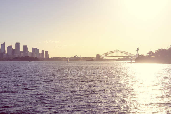 Австралия, Сидней, вид на Сиднейский мост Харбур при подсветке — стоковое фото