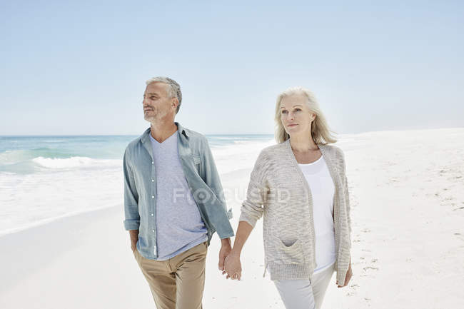 Пара гуляють на пляжі — стокове фото