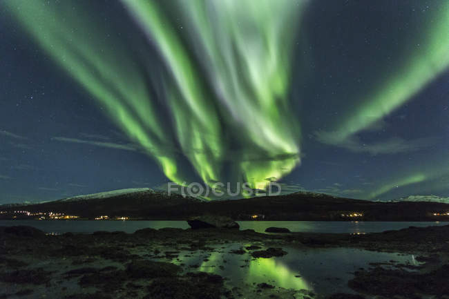 Noruega, Troms, auroras boreales sobre el agua - foto de stock