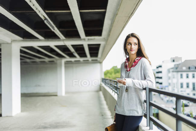Junge Frau mit Handy in Parkhaus — Stockfoto