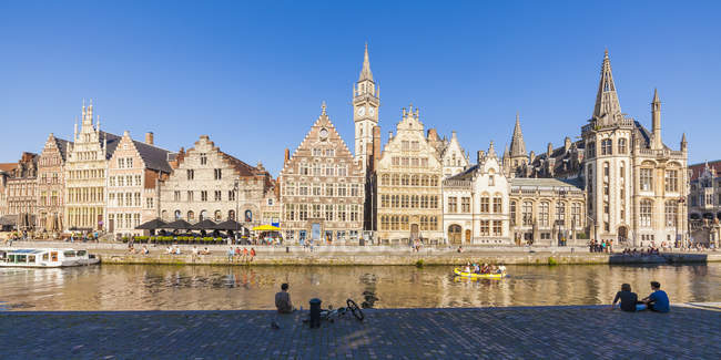 Belgique, Gand, vieille ville avec Graslei et maisons historiques à River Leie — Photo de stock