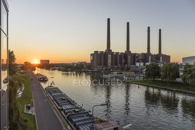 Germania, Bassa Sassonia, Wolfsburg, Autostadt al tramonto, centrale termoelettrica della Volkswagen — Foto stock