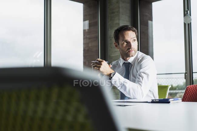Porträt eines Geschäftsmannes an seinem Schreibtisch im Büro — Stockfoto