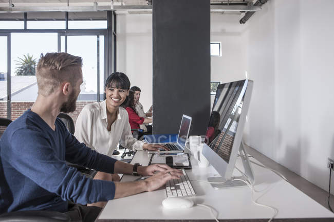 Profesionales creativos trabajando juntos en la oficina - foto de stock
