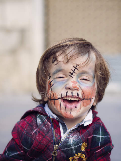 Portrait de petit garçon souriant avec peinture de visage Halloween — Photo de stock