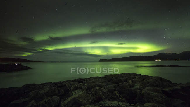 Noruega, Troms, auroras boreales por la noche - foto de stock