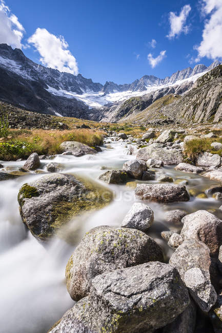 Svizzera, Cantone di Uri, Goescheneralp, torrente Dammareuss, ghiacciaio di Dammastock — Foto stock
