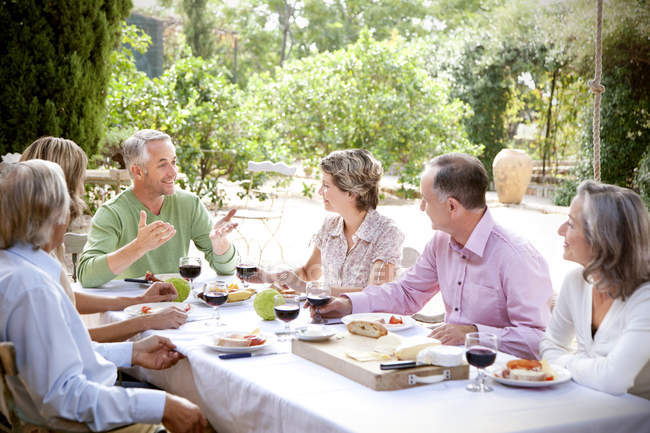 Sechs Freunde Sitzen Am Gedeckten Tisch Im Garten Im Freien