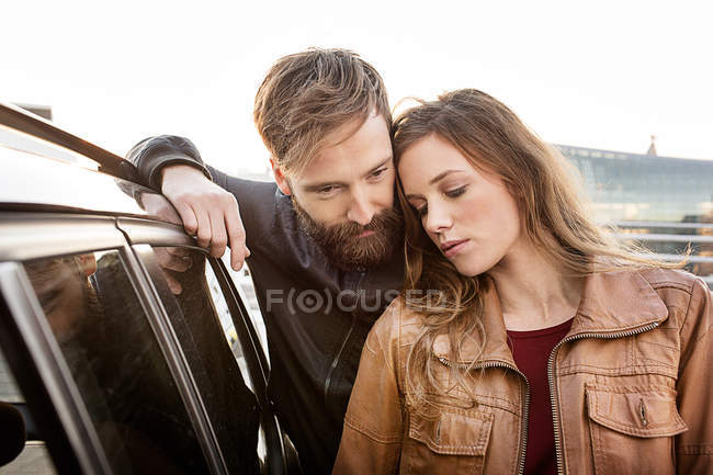 Pareja abrazándose al lado del coche — Stock Photo