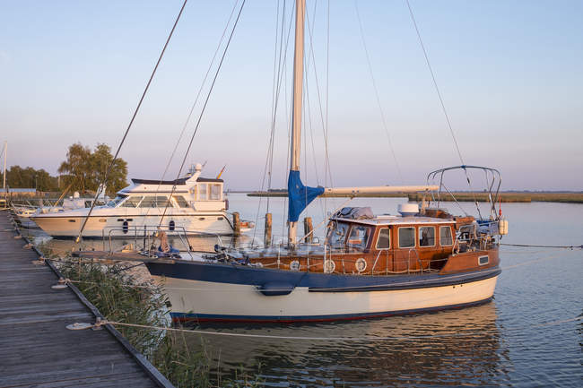 Germania, Zingst, barche ormeggiate a Zingster Strom — Foto stock