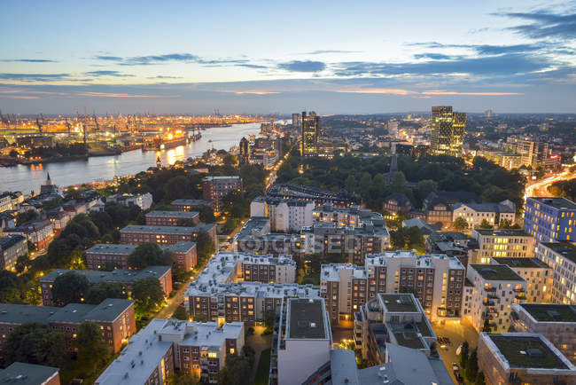 Germania, Amburgo, Paesaggio urbano la sera — Foto stock