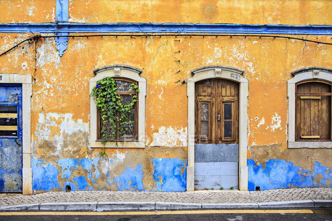 Veduta della facciata di una vecchia casa abbandonata, Portogallo — Foto stock