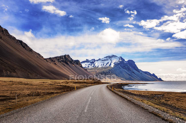 Island Autobahn 1 Bei Hofn Und Montage Im Hintergrund Landschaften Einsamkeit Stock Photo