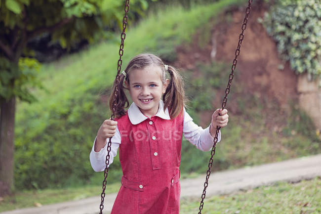 Porträt eines kleinen Mädchens auf einer Schaukel — Stockfoto
