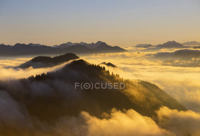 Alemania, Baviera, Prealpes bávaros, Puesta del sol en la montaña de Jochberg, humor de la mañana - foto de stock