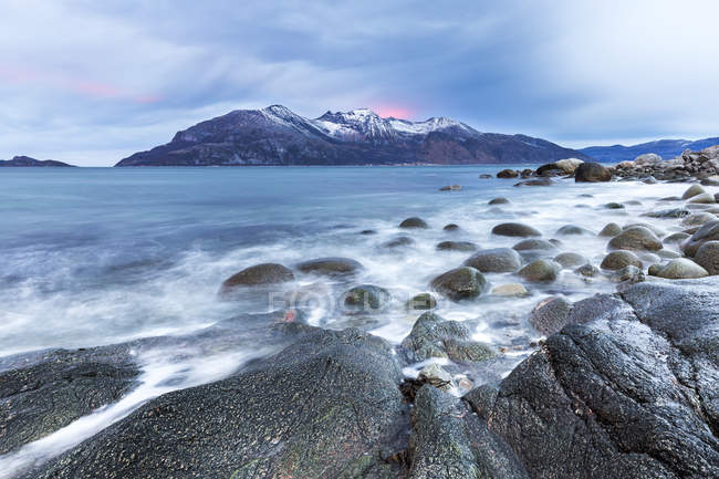 Norvège, Troms, littoral au coucher du soleil — Photo de stock