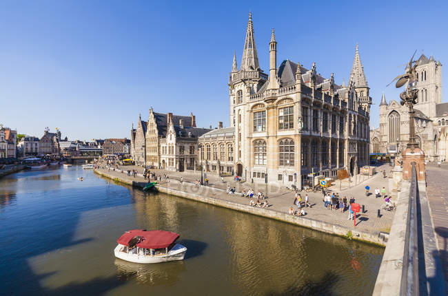 Belgique, Gand, vieille ville avec maisons historiques au bord de la rivière Leie — Photo de stock