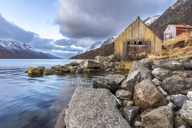 Noruega, Troms, Ersfjordbotn y chozas contra el agua - foto de stock