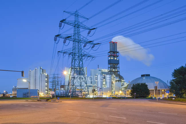 Alemania, Hamburgo, central eléctrica de carbón Moorburg por la noche - foto de stock
