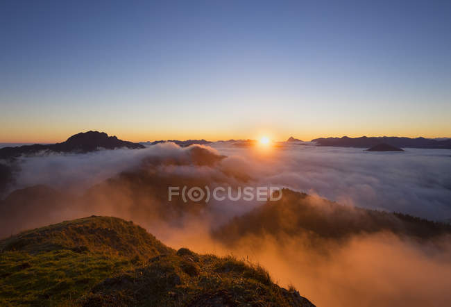 Deutschland, Bayern, Bayerische Voralpen, Sonnenuntergang am Jochberg, Morgenstimmung — Stockfoto