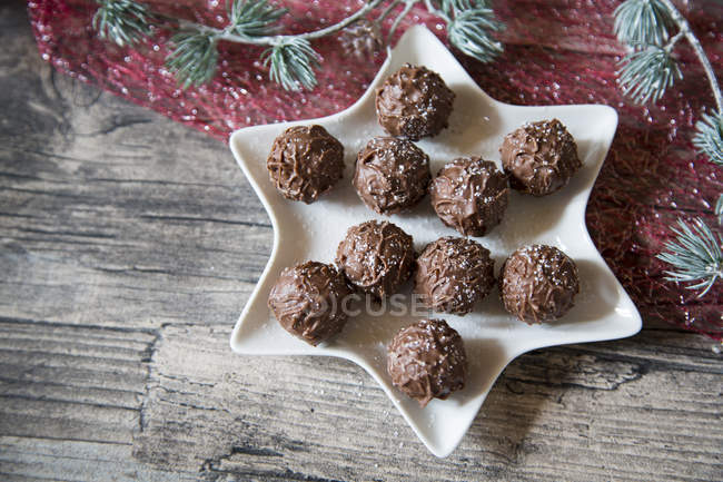 Tigela em forma de estrela com trufas de chocolate — Fotografia de Stock