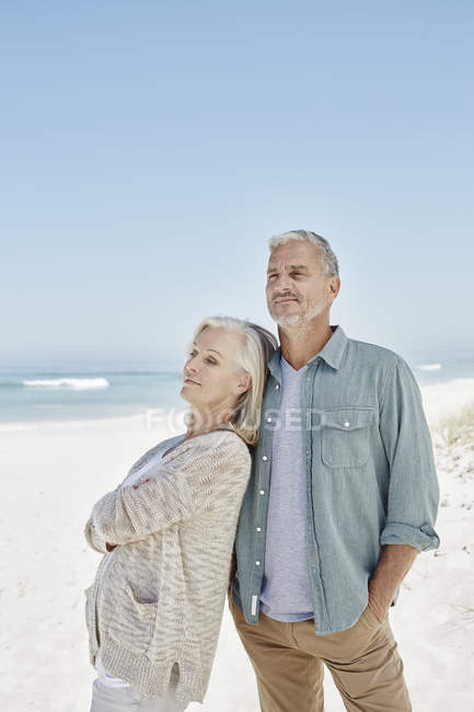 Coppia matura in piedi sulla spiaggia — Foto stock