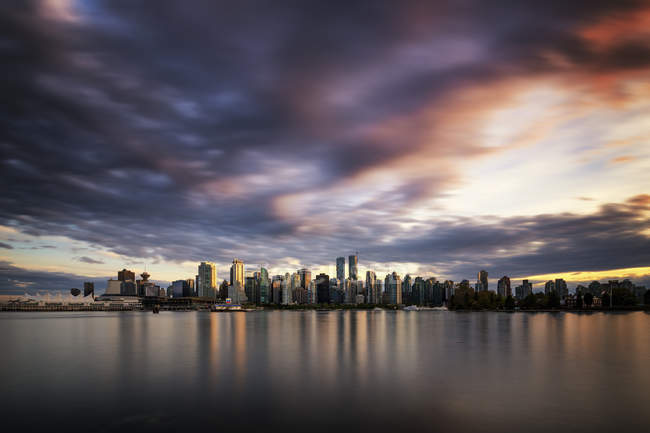 Blick auf die Skyline in der Abenddämmerung vom stanley park, vancouver, canada — Stockfoto