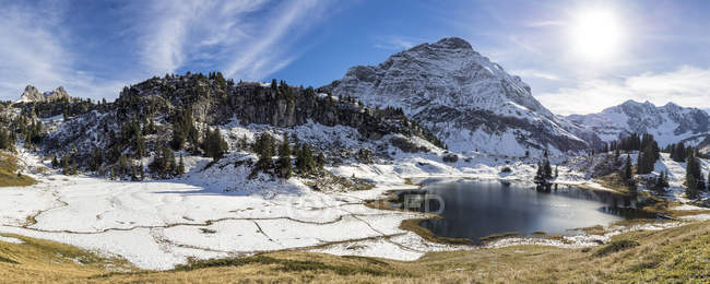Áustria, Arlberg, Korbersee lago com Saloberkopf, Salobersattel e Mohnenfluh montanhas — Fotografia de Stock