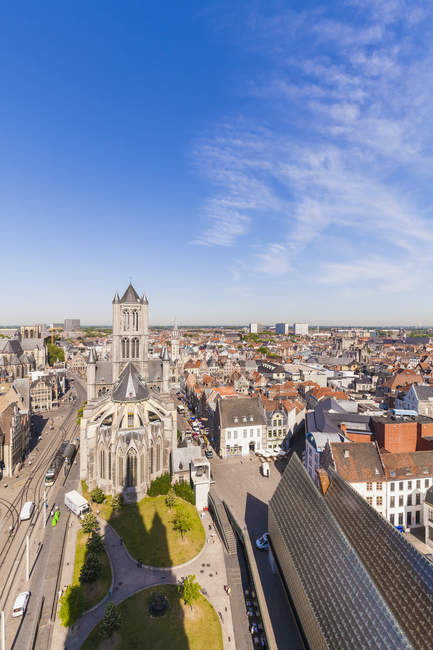 Bélgica, Gante, cidade velha, paisagem urbana com Igreja de São Nicolau — Fotografia de Stock
