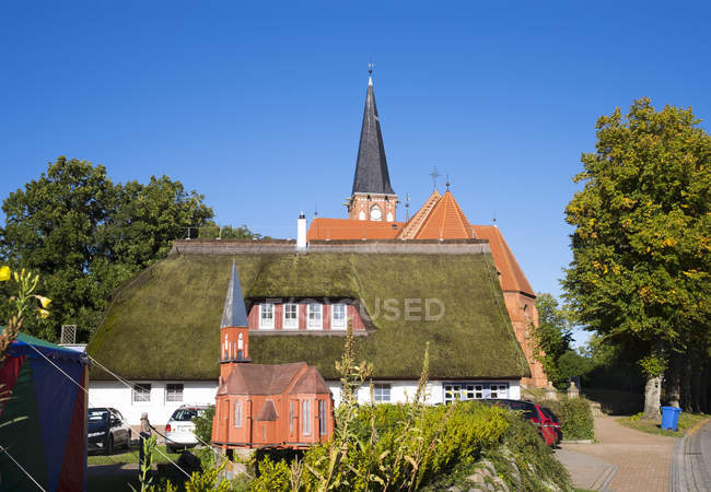 Germania, Meclemburgo-Pomerania occidentale, Chiesa di Wustrow e modello miniaturizzato di chiesa — Foto stock