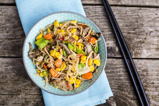 Vegetarian stir-fry with noodles, corn, carrots, mushrooms, sprouts and tofu — Stock Photo
