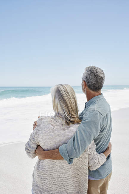 Mature couple embrasser à la plage — Photo de stock