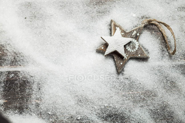 Вид сверху на деревянные звезды на искусственном снегу — стоковое фото