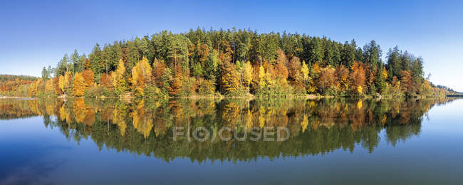 Alemania, Baden-Wuerttemberg, embalse de Herrenbach en otoño - foto de stock