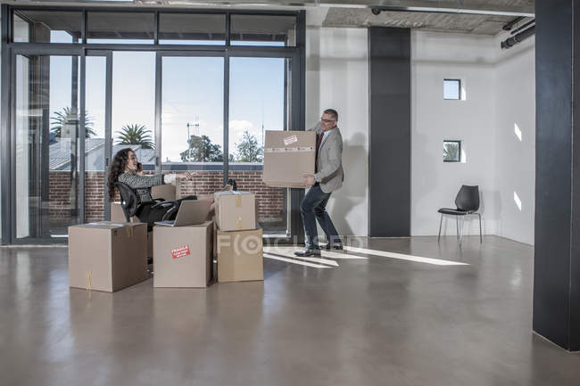Бізнесмени переїжджають в новий офіс — стокове фото